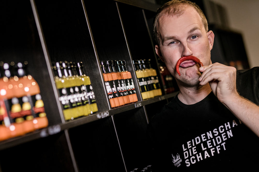 Fireland Foods Team mit Chili-Schnurrbart vor dem Saucenregal